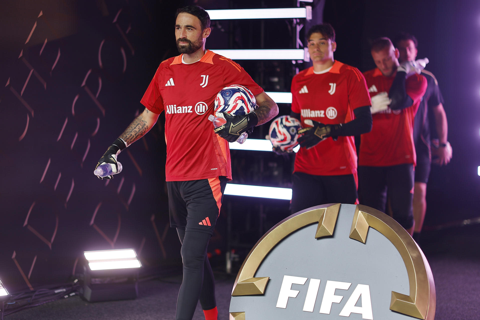 Jugadores de Juventus encabvezados por el guardameta Carlo Pinsoglio (i) ingresan a la cancha del Hard Rock Stadium para el partido de octavos de final del Mundial de Clubes contra el Real Madrid que debe jugarse con una temperatura más amena y sin riesgos de tormentas como ha caracterizado a los pasados encuentros del torneo en fase de grupos. EFE/ Juan Ignacio Roncoroni