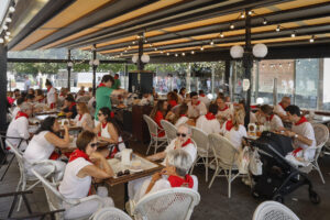 Los Sanfermines, como todo el mundo sabe, son las fiestas de Pamplona, pero la realidad es que el Casco Viejo y el centro de la ciudad siguen acaparando la mayoría de actos festivos, una situación que ha llevado a algunos, incluso al propio Ayuntamiento, a plantearse la conveniencia de ‘descentralizar’ o llevar al menos algunas actividades a los barrios. EFE/ Villar López