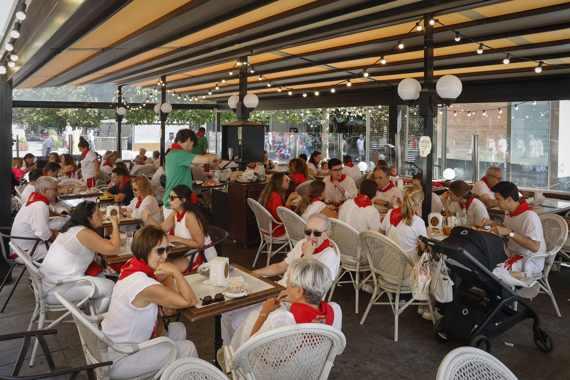 Los Sanfermines, como todo el mundo sabe, son las fiestas de Pamplona, pero la realidad es que el Casco Viejo y el centro de la ciudad siguen acaparando la mayoría de actos festivos, una situación que ha llevado a algunos, incluso al propio Ayuntamiento, a plantearse la conveniencia de ‘descentralizar’ o llevar al menos algunas actividades a los barrios. EFE/ Villar López