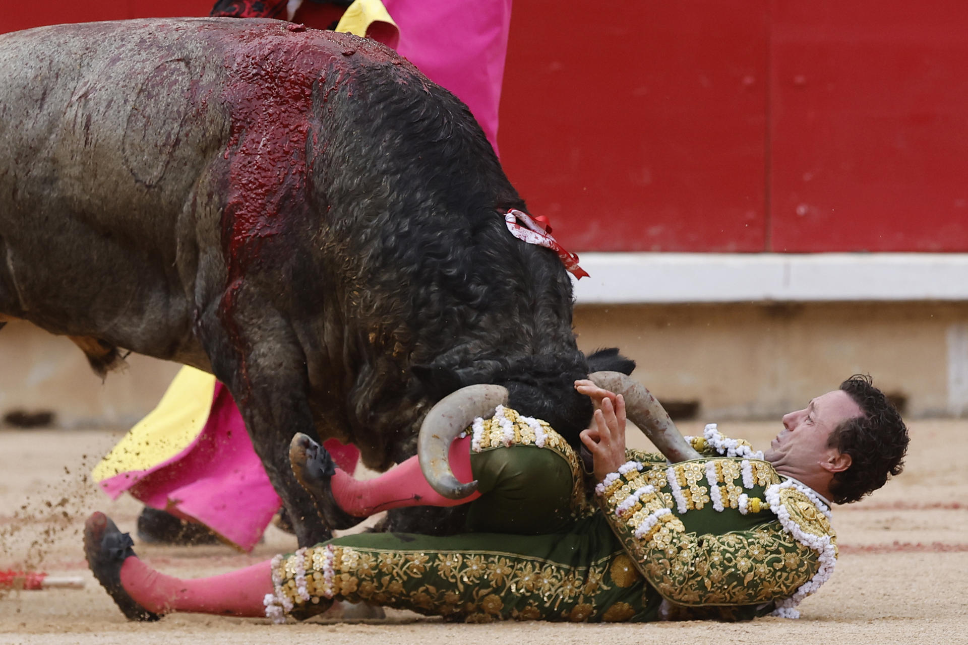 El torero Rafalillo durante la lidia a su segundo toro de la tarde, al que cortó una oreja, en la octava de abono de la Feria de Toro de los Sanfermines 2025 con toros de la ganadería de José Escolar y en la que comparte cartel con los diestros Fernando Robleño y Juan de Castilla. EFE/ Villar López