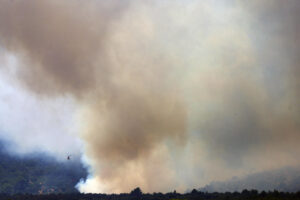Un helicóptero trabaja el pasado martes en la tareas de extinción del incendio forestal de alta intensidad que se inició en Paüls (Tarragona). EFE/ Quique García
