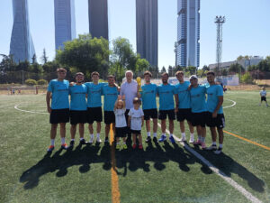 El exseleccionador de España de fútbol masculino Vicente del Bosque posa este viernes en Madrid con una réplica de la Copa del Mundo conquistada hace 15 años en el Mundial de Sudáfrica 2010. EFE/ Campus Vicente Del Bosque (Sólo uso editorial)
