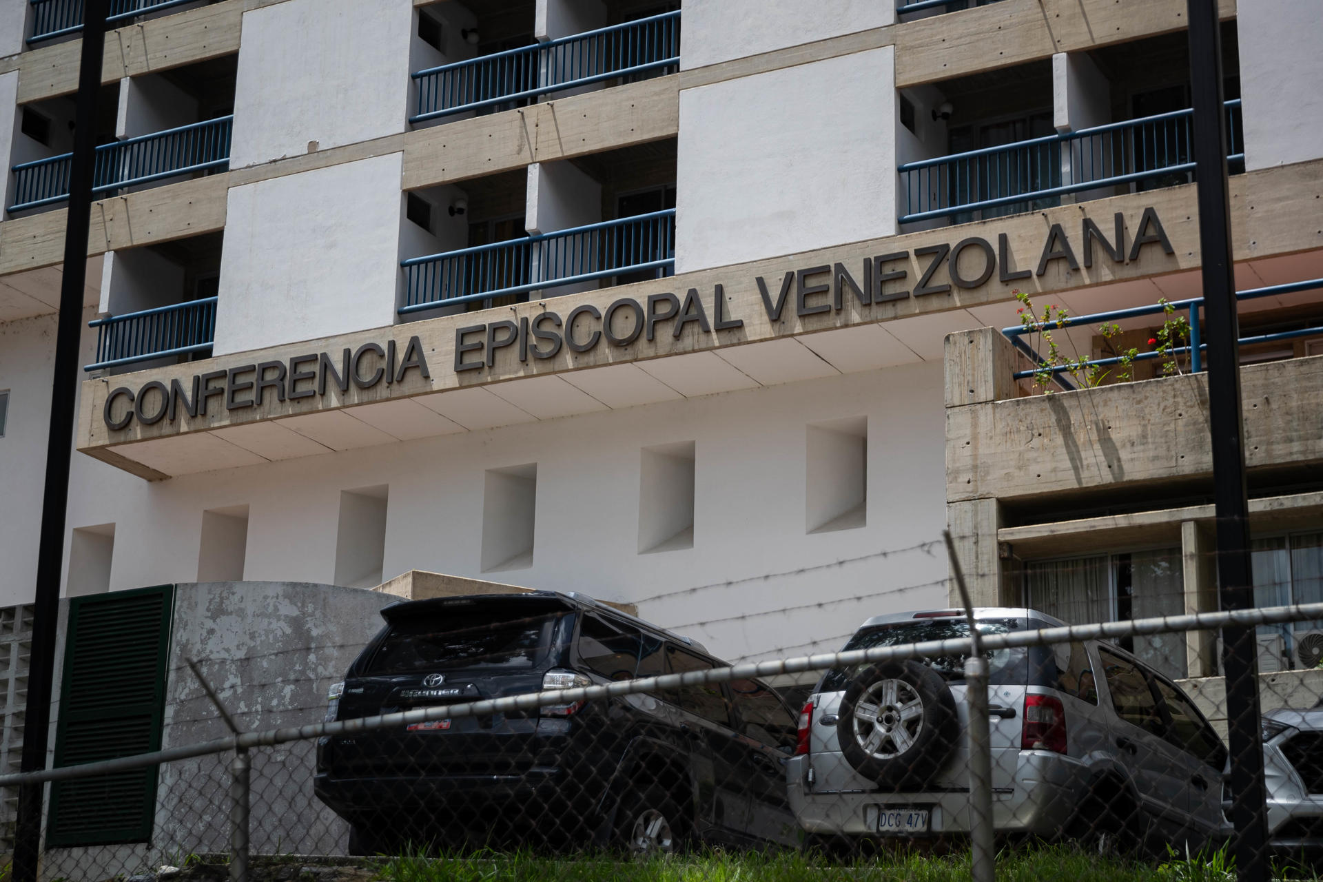 Fotografía de la sede de la Conferencia Espiscopal Venezolana (CEV) este viernes, en Caracas (Venezuela). EFE/ Ronald Peña R.