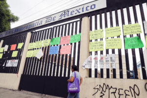 Fotografía que muestra el exterior de la sede de la 'Escuela Libre de Homeopatía de México' con carteles de protesta este martes, en Ciudad de México (México). EFE/ Mario Guzmán