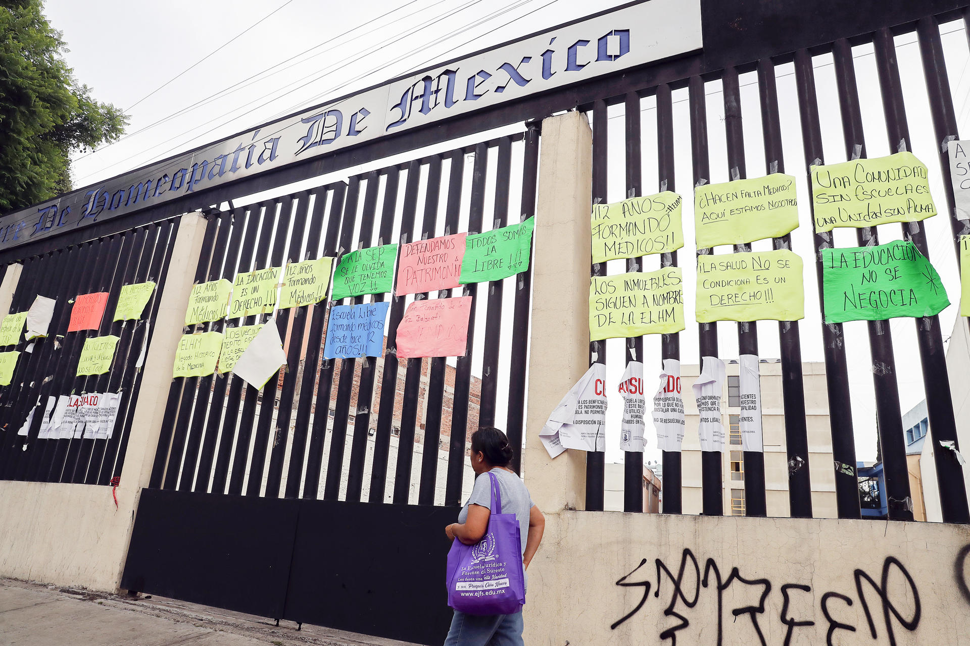 Fotografía que muestra el exterior de la sede de la 'Escuela Libre de Homeopatía de México' con carteles de protesta este martes, en Ciudad de México (México). EFE/ Mario Guzmán