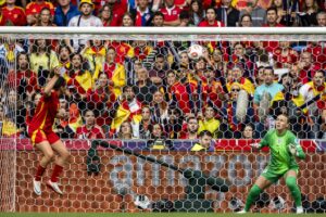 Mariona Caldentey cabecea a gol durante la final de la Eurocopa Femenina 2025 que disputan España e Inglaterra el el St. Jakob Park de Basilea (Suiza). EFEEFE/EPA/MICHAEL BUHOLZER