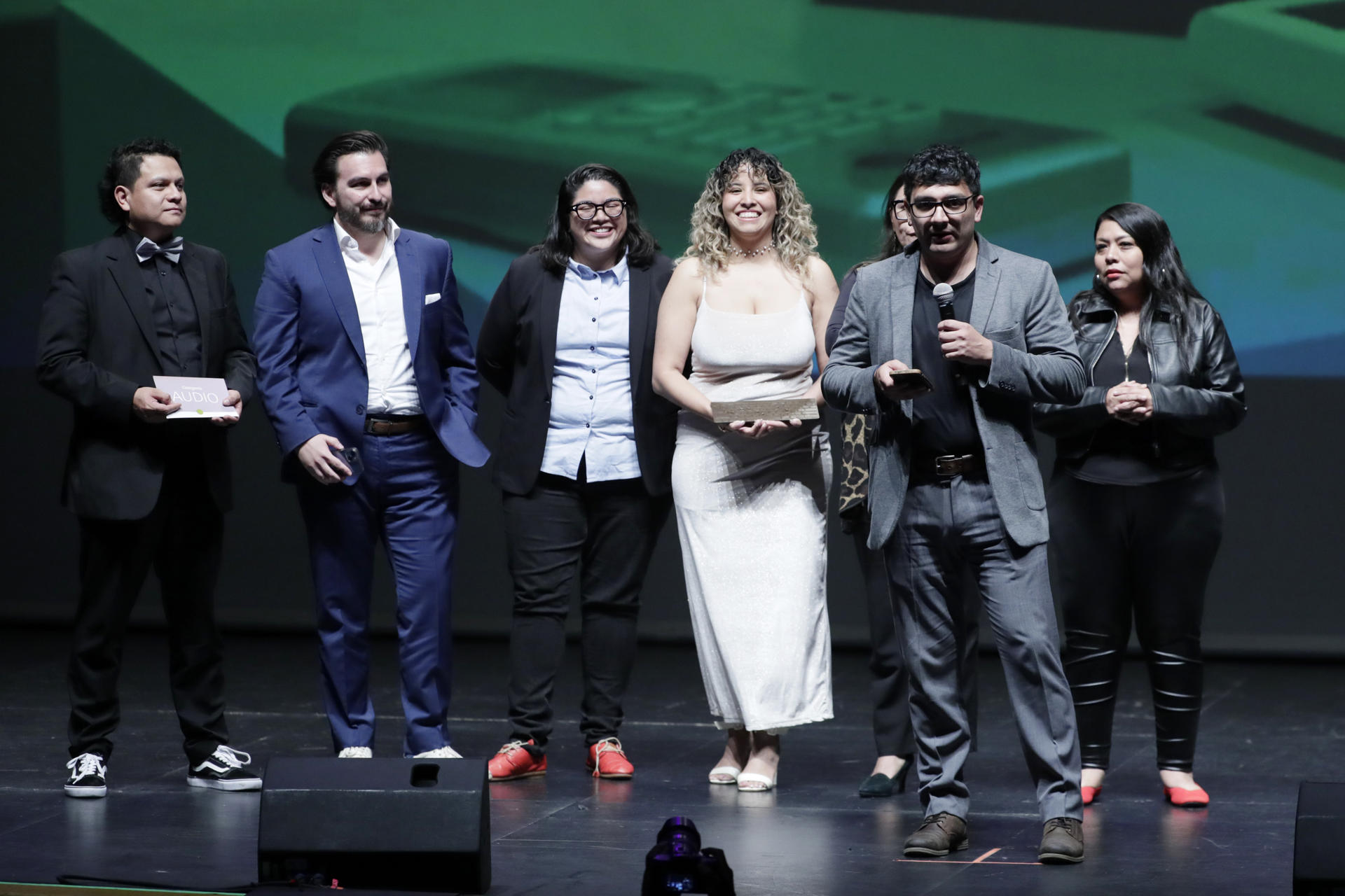 Bryan Avelar (2d), con el trabajo Humo: Murder and Silence in El Salvador, un pódcast realizado por un equipo de 20 profesionales de ese país y México para Revista Factum y Sonoro, recibe el reconocimiento como ganador del Premio Gabo 2025 en la categoría Audio, durante la ceremonia este sábado, en el Teatro Jorge Eliécer Gaitán, en Bogotá (Colombia). EFE/Carlos Ortega