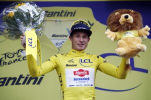 El ciclista belga Jasper Philipsen (d) del equipo Alpecin - Deceuninck, con el maillot amarillo tras la primera etapa del Tour de Francia. EFE/EPA/CHRISTOPHE PETIT TESSON