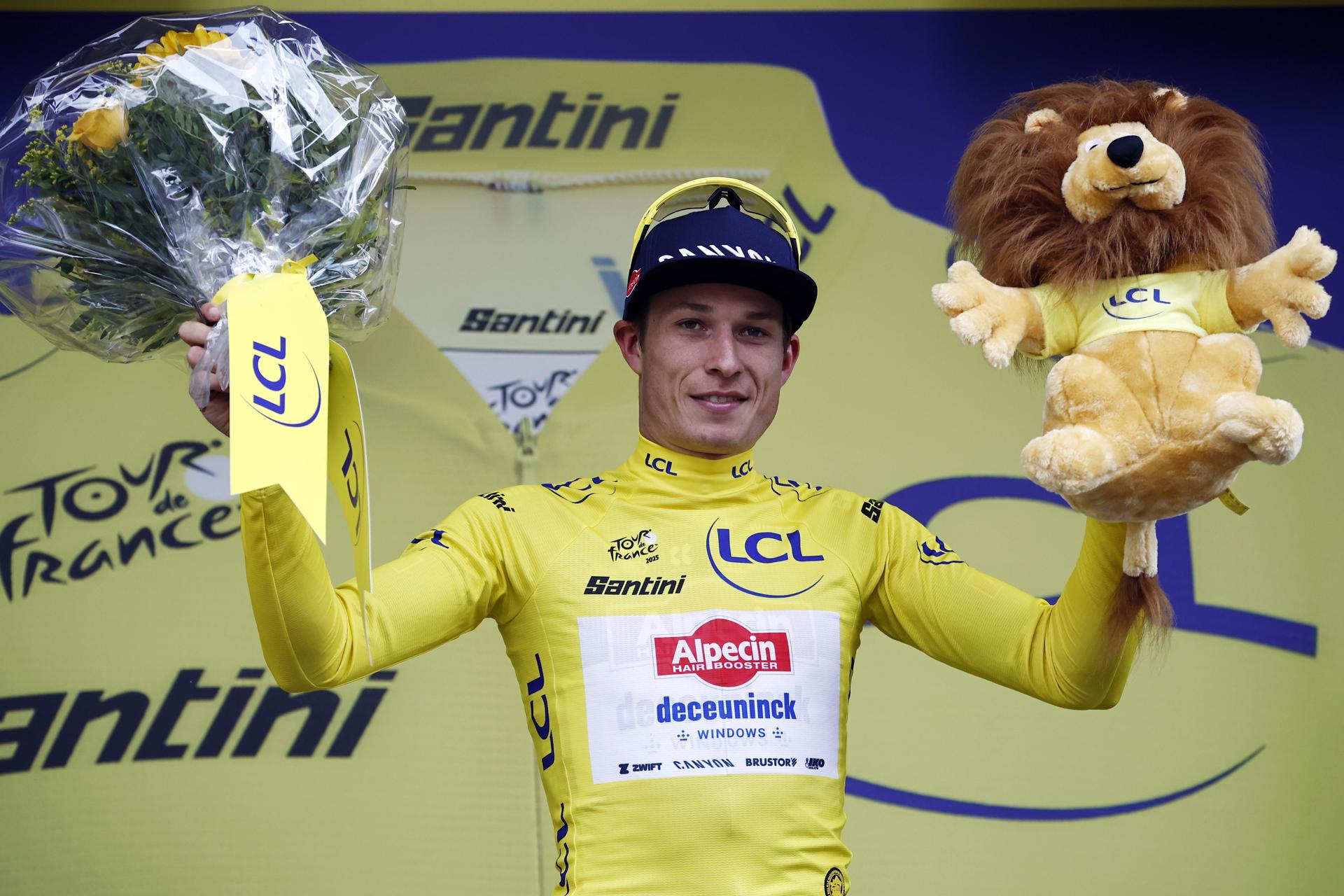 El ciclista belga Jasper Philipsen (d) del equipo Alpecin - Deceuninck, con el maillot amarillo tras la primera etapa del Tour de Francia. EFE/EPA/CHRISTOPHE PETIT TESSON