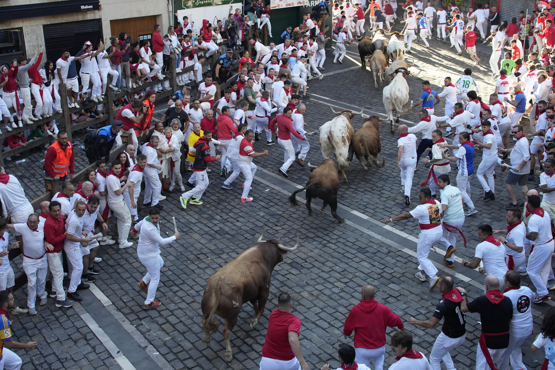 Los corredores son perseguidos por toros de la ganadería Álvaro Núñez durante el tercer encierro de los Sanfermines 2025 este miércoles en Pamplona. EFE/Ainhoa Tejerina