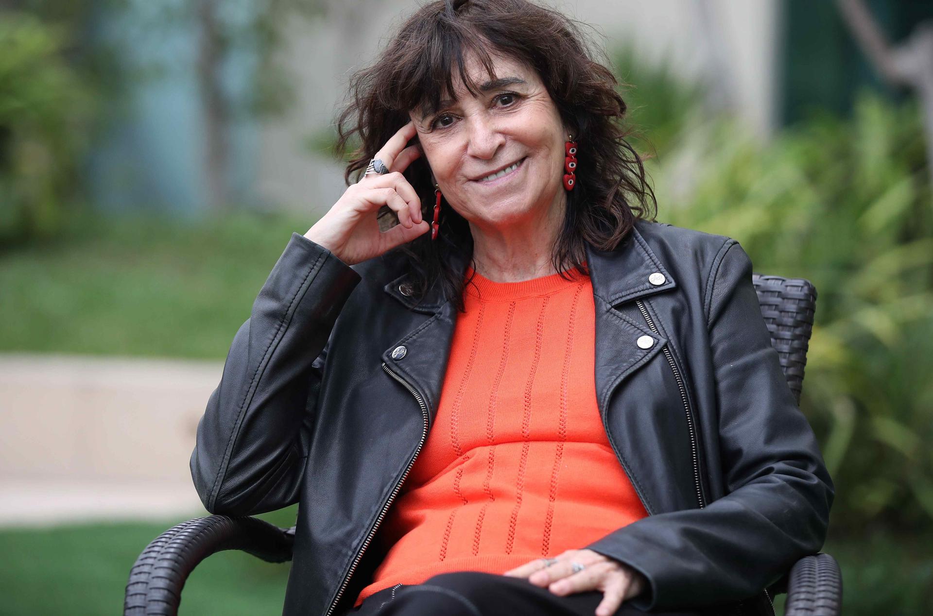 La escritora española Rosa Montero posa durante una entrevista con EFE este viernes, en Lima (Perú). EFE/ Paolo Aguilar