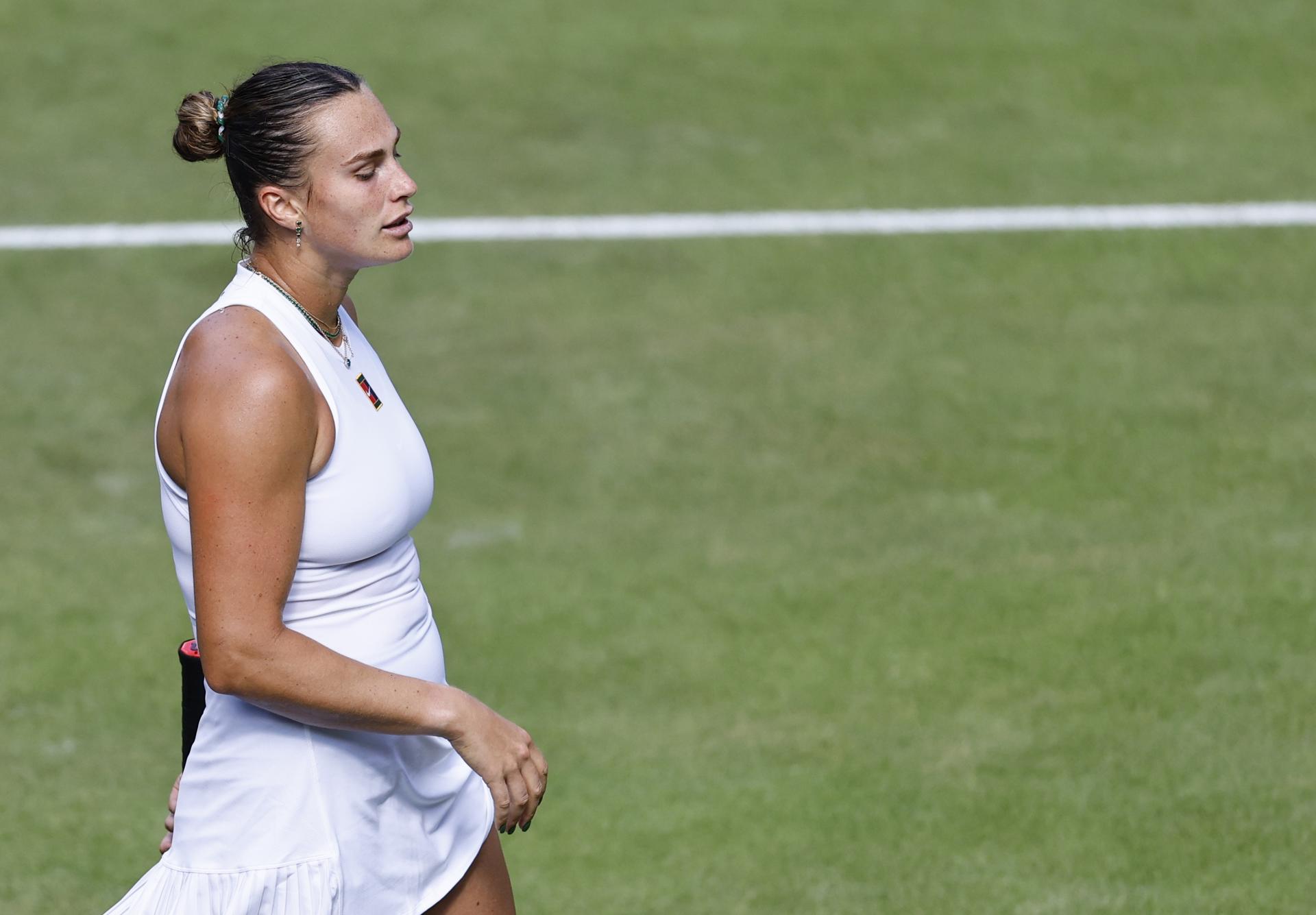 La bielorrusa Aryna Sabalenka cae ante la estadounidense Amanda Anisimova en las semifinales de Wimbledon. EFE/EPA/TOLGA AKMEN