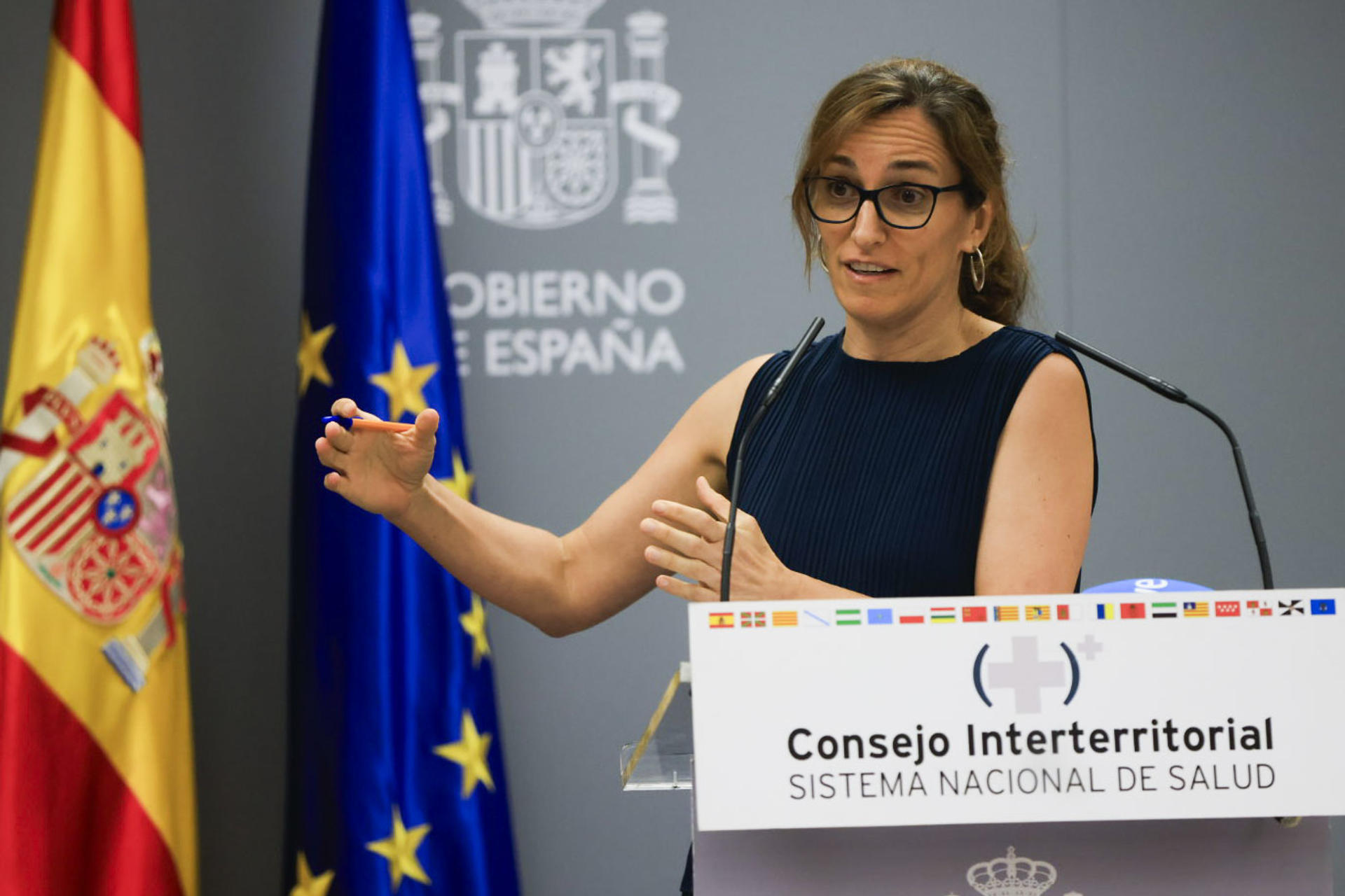 La ministra de Sanidad, Mónica García, interviene mientras preside el Consejo Interterritorial del Sistema Nacional de Salud, este viernes, en Madrid. EFE/ Pablo R. Seco