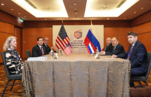 El ministro de Exteriores ruso, Serguéi Lavrov (2d), y el secretario de Estado de Estados Unidos, Marco Rubio (2i), durante la reunión que han mantenido este jueves en Kuala Lumpur. EFE/ Secretaría de Estado de EE.UU./Freddie Everett SOLO USO EDITORIAL/SOLO DISPONIBLE PARA ILUSTRAR LA NOTICIA QUE ACOMPAÑA (CRÉDITO OBLIGATORIO)