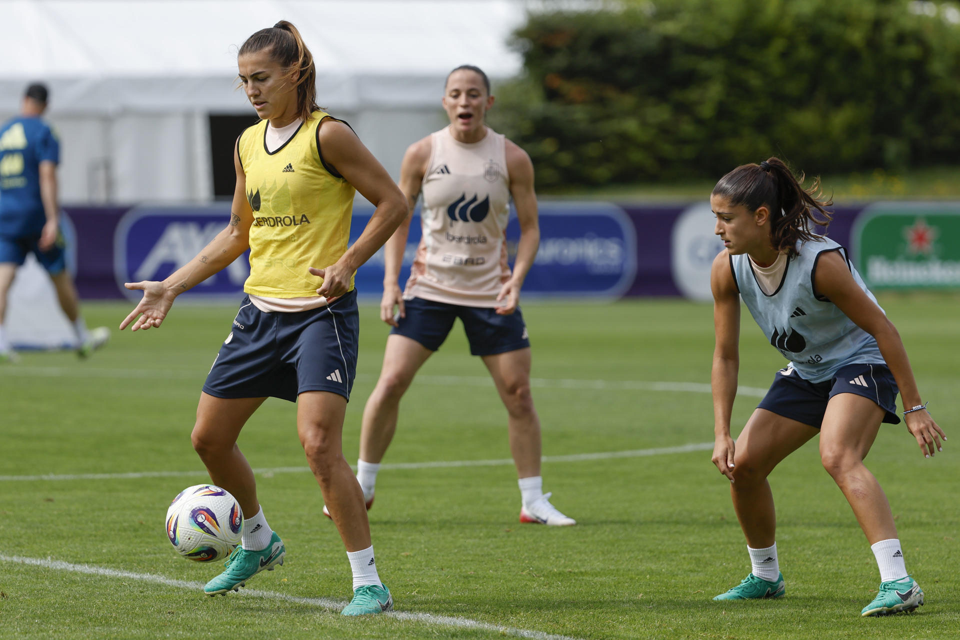 Las jugadoras de la selección española de fútbol Yana Fernandez (d), Juana Batle (c) y Patri Guijarro (i) durante el entrenamiento llevado a cabo en Lausana, para preparar el partido de cuartos de final de la Eurocopa que disputan contra la selección de Suiza. EFE/ Ana Escobar