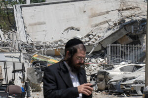 Una zona de la ciudad israelí de Bnei Brak, bombardeada por Irán el pasado 17 de junio y poblada en su mayoría por judíos ultraortodoxos. EFE/ Magda Gibelli