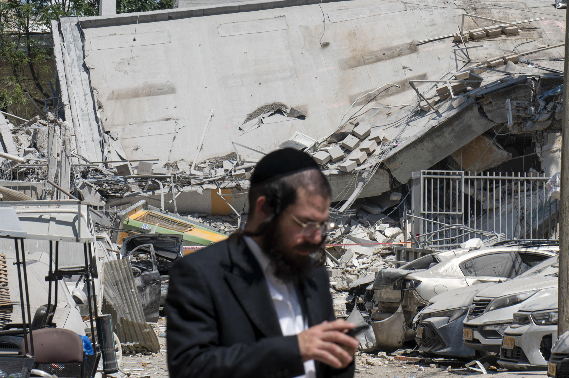 Una zona de la ciudad israelí de Bnei Brak, bombardeada por Irán el pasado 17 de junio y poblada en su mayoría por judíos ultraortodoxos. EFE/ Magda Gibelli