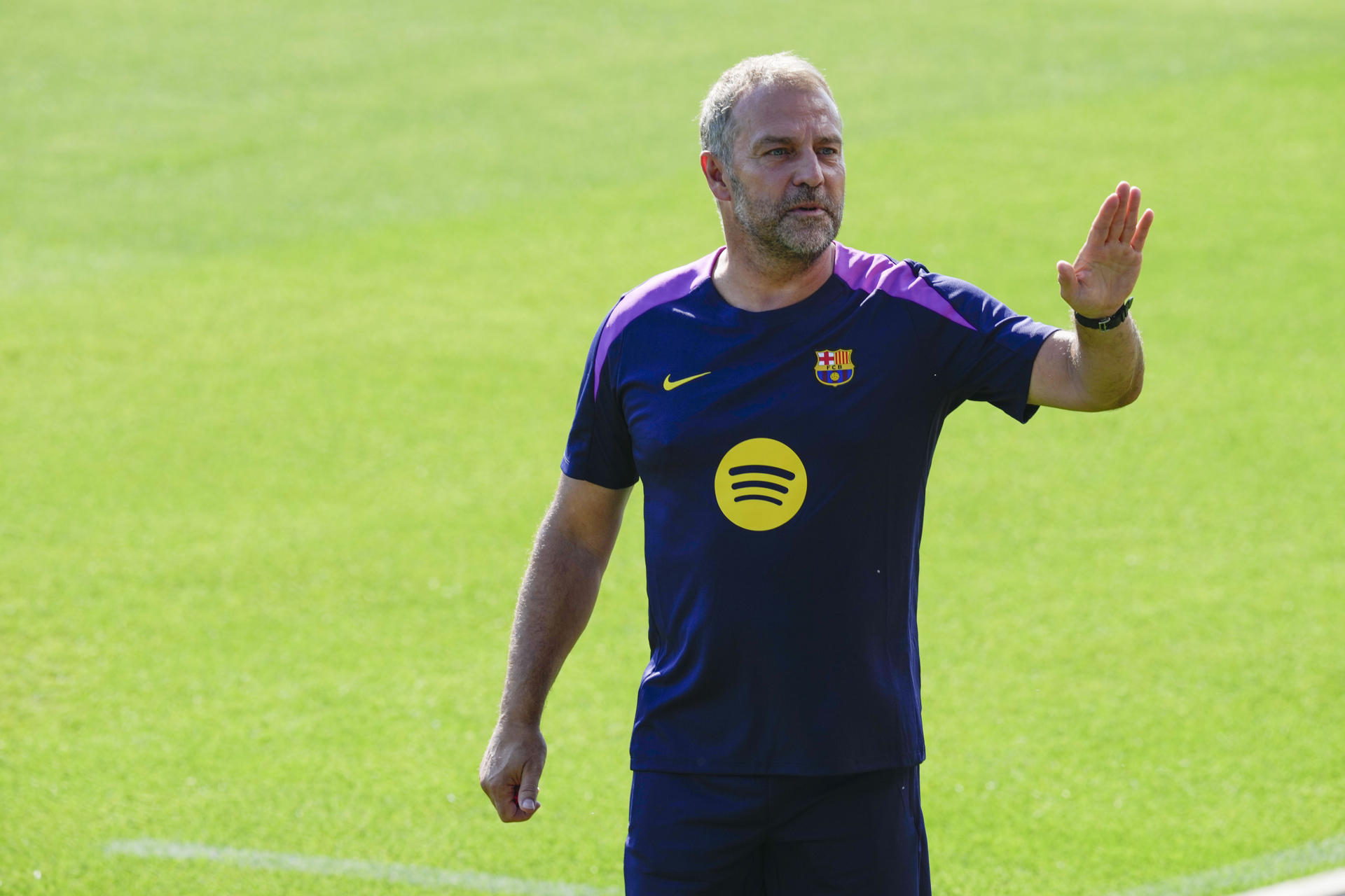 Fotografía de Enric Fontcuberta, en la que puede verse en una imagen de archivo del 17 de julio de 2025 al entrenador del F.C. Barcelona, el alemán Hansi Flick. EFE