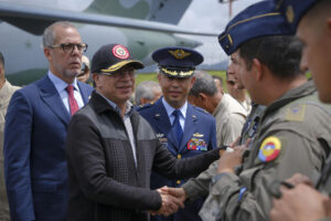 Fotografía cedida que muestra al mandatario Gustavo Petro (c), en la inauguración de la Feria Internacional Aeronáutica y Espacial F-AIR 2025, en Rionegro (Colombia). EFE/ Presidencia de Colombia