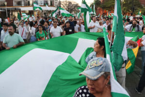 Personas sostienen banderas durante una marcha que exige transparencia en las próximas elecciones presidenciales en Bolivia, este jueves 24 de julio de 2025 en Santa Cruz de la Sierra. EFE/ Juan Carlos Torrejon