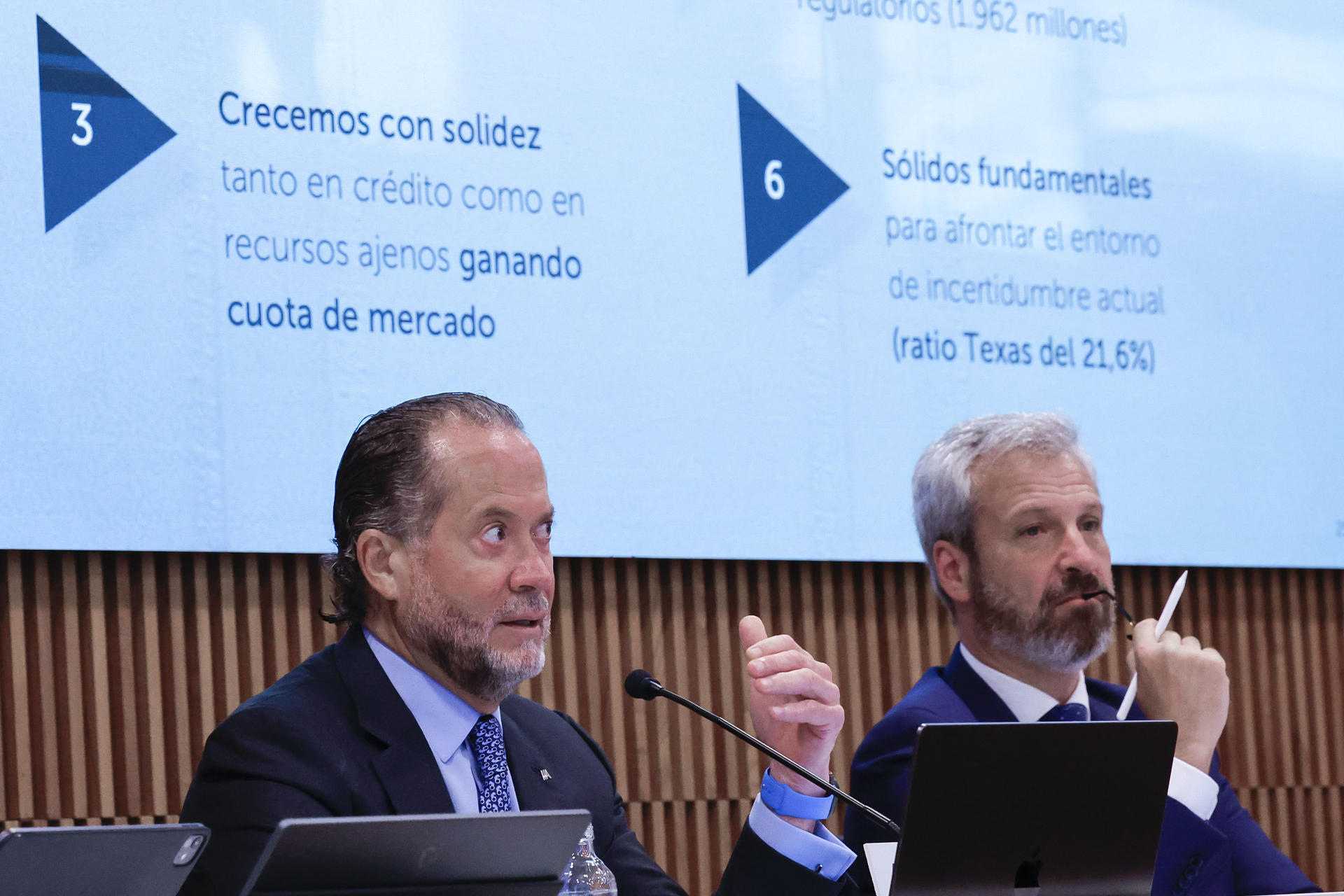 El presidente de Abanca, Juan Carlos Escotet (i) durante la presentación de los  resultados de la entidad en el primer semestre de 2025, este lunes. Abanca ha logrado un beneficio de 427,1 millones de euros, veinticinco millones más que en el mismo período del año anterior.EFE/ Lavandeira Jr
