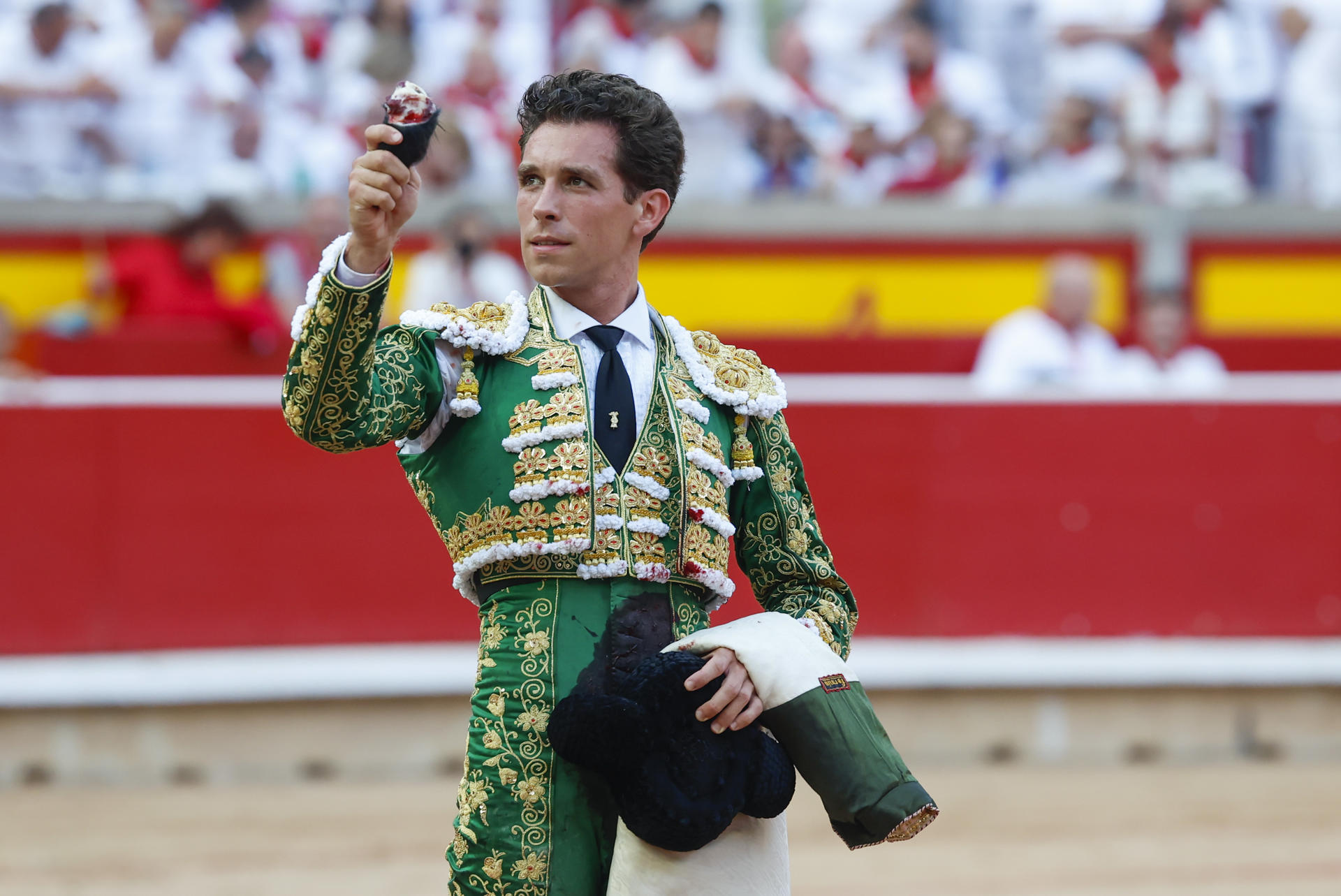 El torero Ginés Marín con el trofeo conseguido al segundo de su lote durante la novena de abono de la Feria de Toro de los Sanfermines 2025 con toros de la ganadería gaditana La Palmosilla y en la que comparte cartel con los diestros Jiménez Fortes y Fernando Adrián. EFE/Jesús Diges