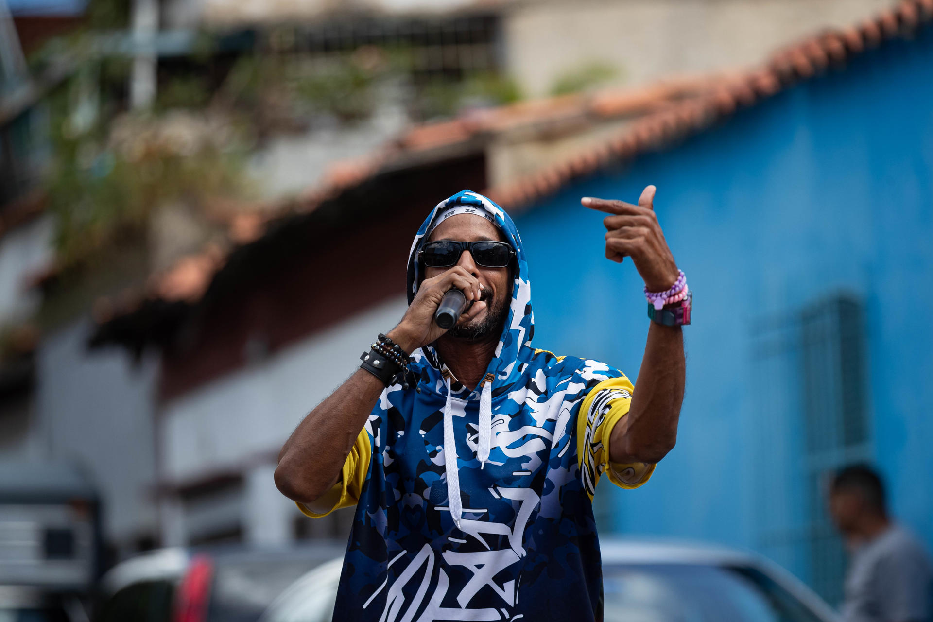 El cantante 'Baby Russian' canta durante el evento 'Hip Hop hecho por Mujeres' este sábado, en Caracas (Venezuela). EFE/ Ronald Peña R