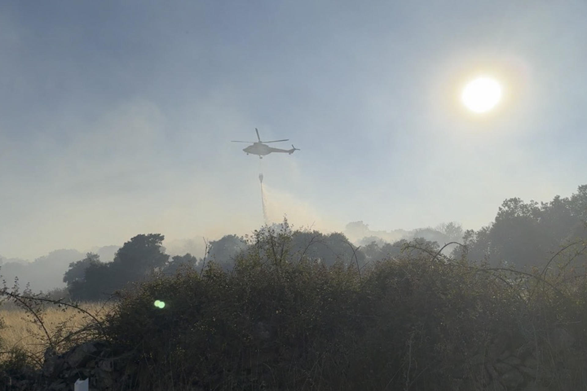 Bomberos de la Comunidad de Madrid trabajan en un incendio con tres focos declarados este lunes entre las localidades madrileñas de Fresnedillas de la Oliva y Zarzalejo, en la comarca de la Sierra Oeste. EFE/Comunidad de Madrid
SÓLO USO EDITORIAL, PERMITIDO SU USO SÓLO EN RELACIÓN A LA INFORMACIÓN QUE APARECE EN EL PIE DE FOTO, CRÉDITO OBLIGATORIO