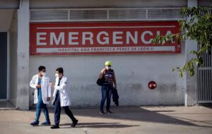 Trabajadores de la salud caminan frente a la sala de emergencias del Hospital Ana Francisca Pérez de León II, en Caracas (Venezuela), en una fotografía de archivo. EFE/ Rayner Peña