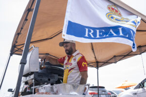 Un aficionado del Real Madrid prepara alimentos antes del juego del Mundial de Clubes entre Real Madrid y Borussia Dortmund. EFE/Ángel Colmenares