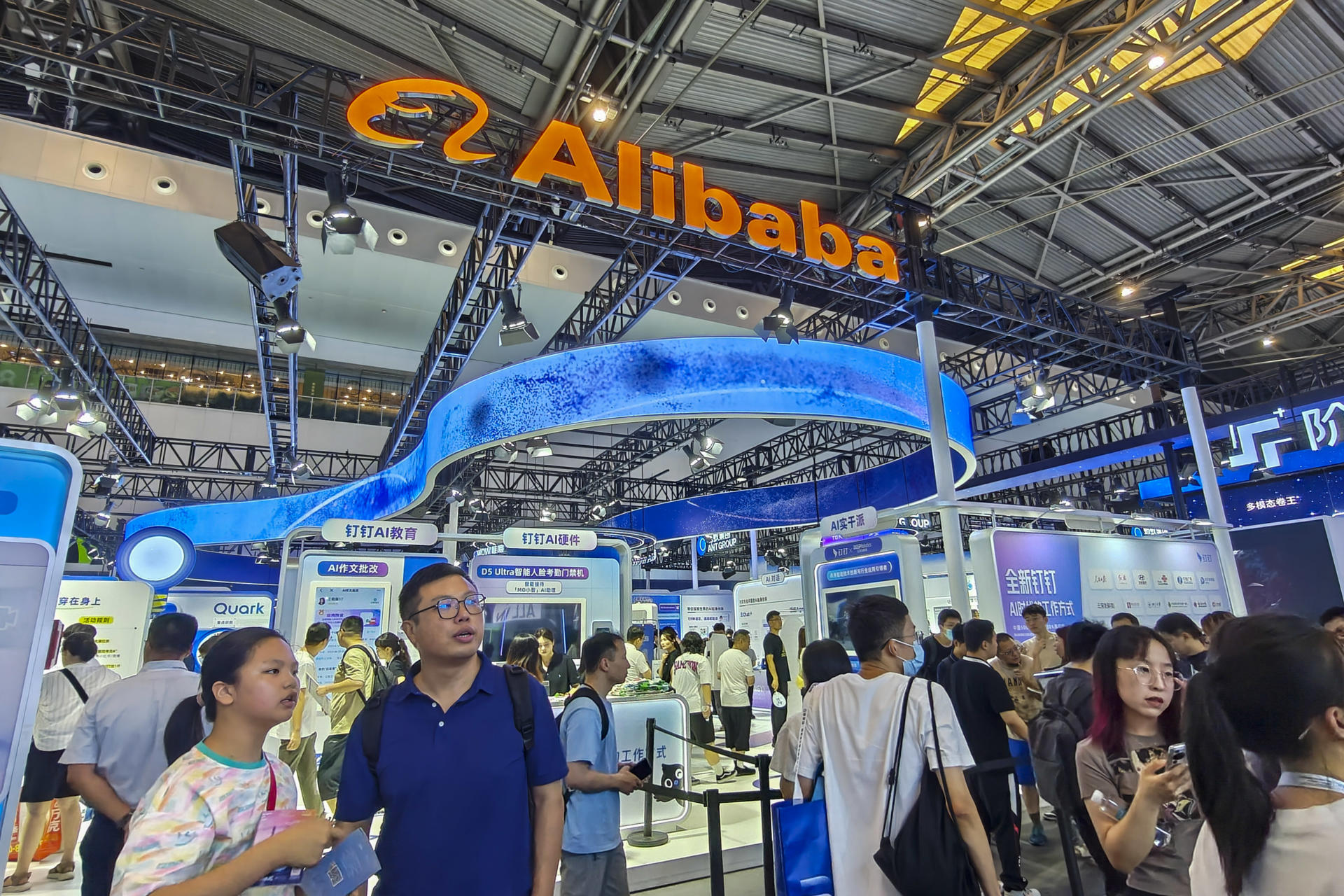 China saca músculo estos días en uno de los terrenos en los que el gigante asiático se mide más ferozmente con EE. UU., el de la inteligencia artificial, en un congreso mundial en Shanghái en el que paradójicamente no está presente su mayor triunfo hasta el momento: DeepSeek. EFE/Víctor Escribano
