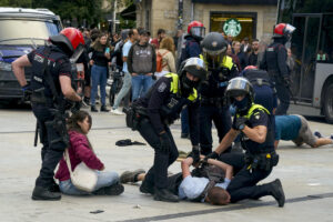 Varios detenidas durante los incidentes que se han registrado esta tarde al desalojar la Ertzaintza una acampada de protesta convocada por Gazte Koordinadora Sozialista (GKS) y el Sindicato de la Vivienda en la céntrica plaza de la Virgen Blanca de Vitoria. EFE / L. Rico