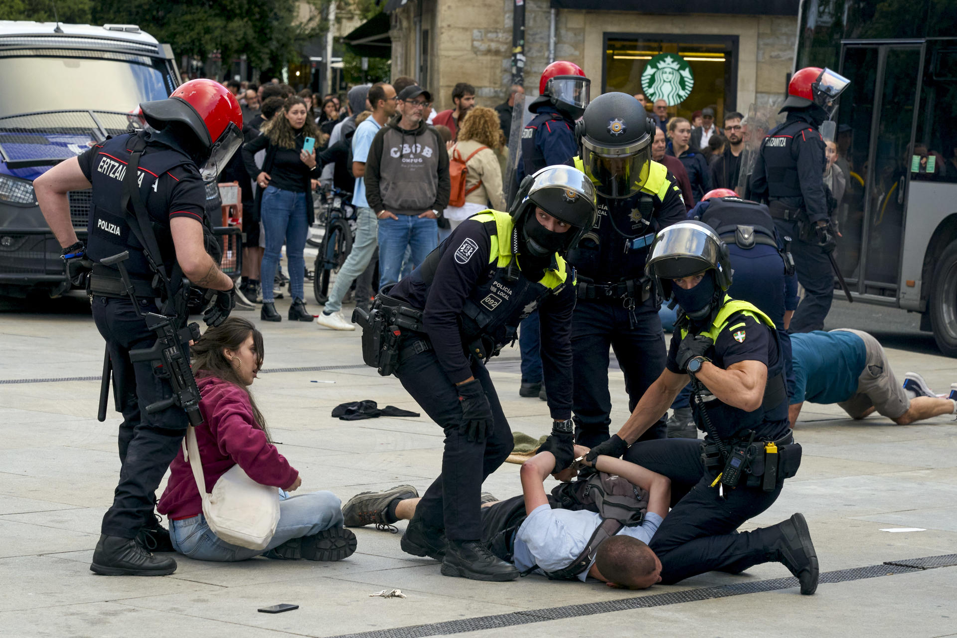 Varios detenidas durante los incidentes que se han registrado esta tarde al desalojar la Ertzaintza una acampada de protesta convocada por Gazte Koordinadora Sozialista (GKS) y el Sindicato de la Vivienda en la céntrica plaza de la Virgen Blanca de Vitoria. EFE / L. Rico