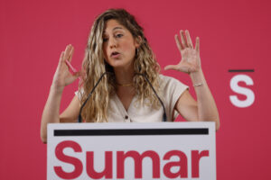 La co-coordinadora de Movimiento Sumar, Lara Hernández, da una rueda de prensa en la sede del partido este lunes en Madrid. Sumar ha anunciado que impulsará la creación de la oficina anticorrupción y la retribución del permiso parental de 8 semanas para el cuidado de sus hijos menores de 8 años para tratar de hacer efectivo el "reseteo" de la legislatura ante la "parálisis" de su socio de Gobierno del PSOE, al que insta a "empezar a asumir la gravedad" de la situación con el caso Koldo. EFE/ Mariscal