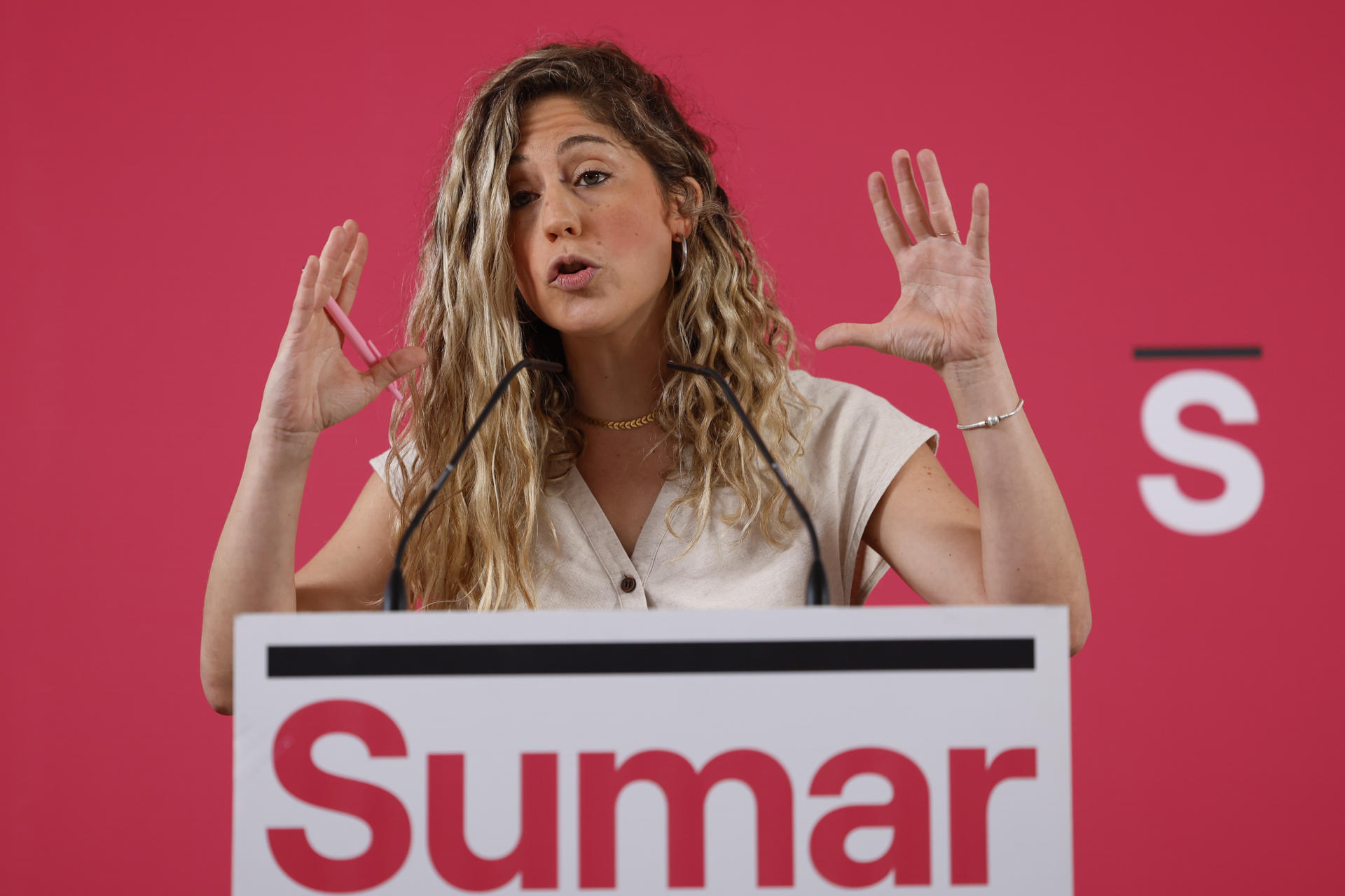 La co-coordinadora de Movimiento Sumar, Lara Hernández, da una rueda de prensa en la sede del partido este lunes en Madrid. Sumar ha anunciado que impulsará la creación de la oficina anticorrupción y la retribución del permiso parental de 8 semanas para el cuidado de sus hijos menores de 8 años para tratar de hacer efectivo el "reseteo" de la legislatura ante la "parálisis" de su socio de Gobierno del PSOE, al que insta a "empezar a asumir la gravedad" de la situación con el caso Koldo. EFE/ Mariscal