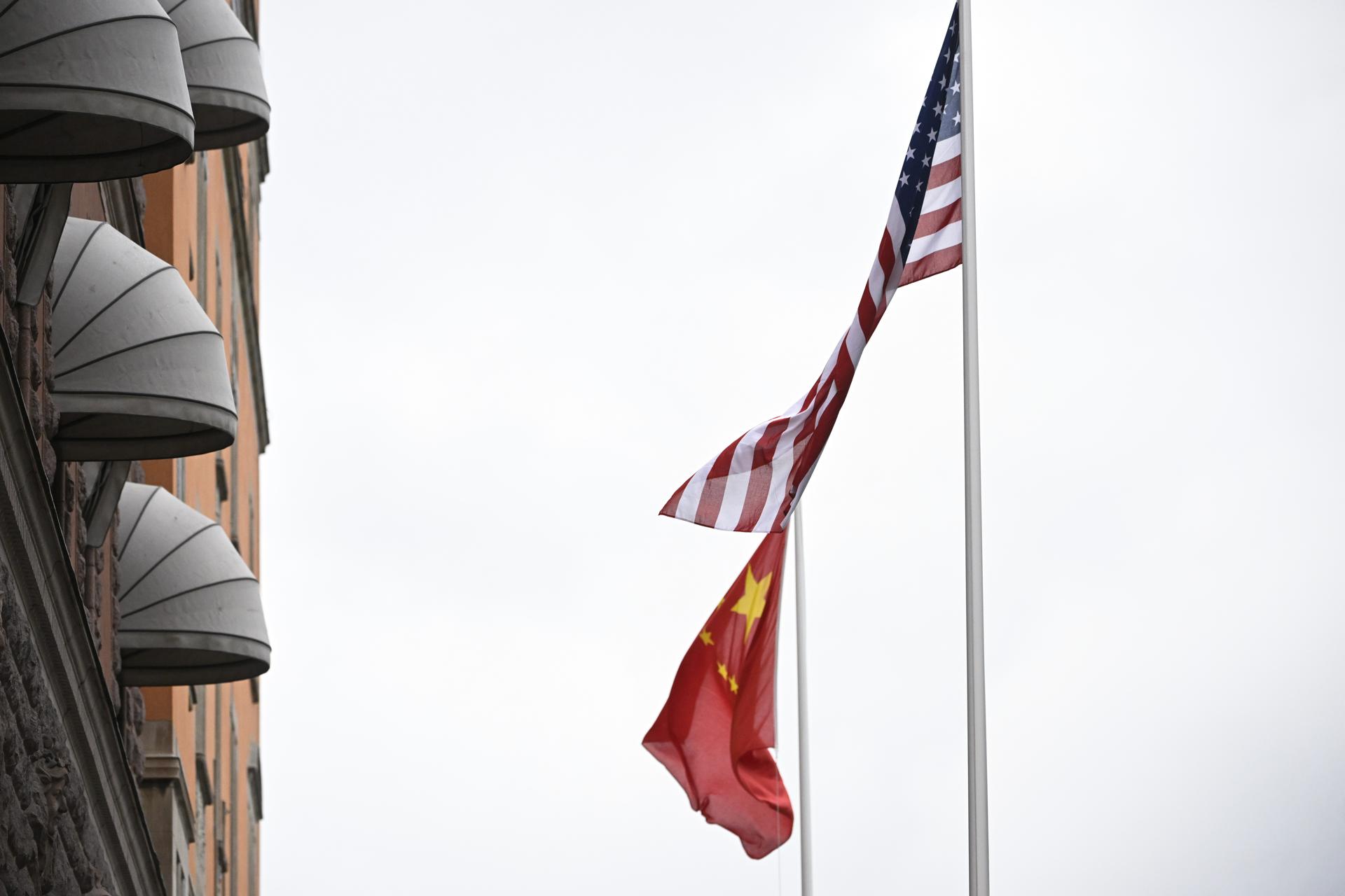 Imagen de este martes 29 de julio de las banderas de China (d) y Estados Unidos (i) frente al edificio gubernamental 'Rosenbad' en Estocolmo (Suecia), donde se reunieron representantes de ambos países. EFE/EPA/FREDRIK SANDBERG SWEDEN OUT
