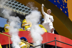 El cantante colombiano J Balvin (d) se presenta en el entretiempo de la final del Mundial de Clubes entre Chelsea FC y París Saint-Germain (PSG ) en el estadio MetLife en Nueva Jersey (Estados Unidos). EFE/ Ángel Colmenares