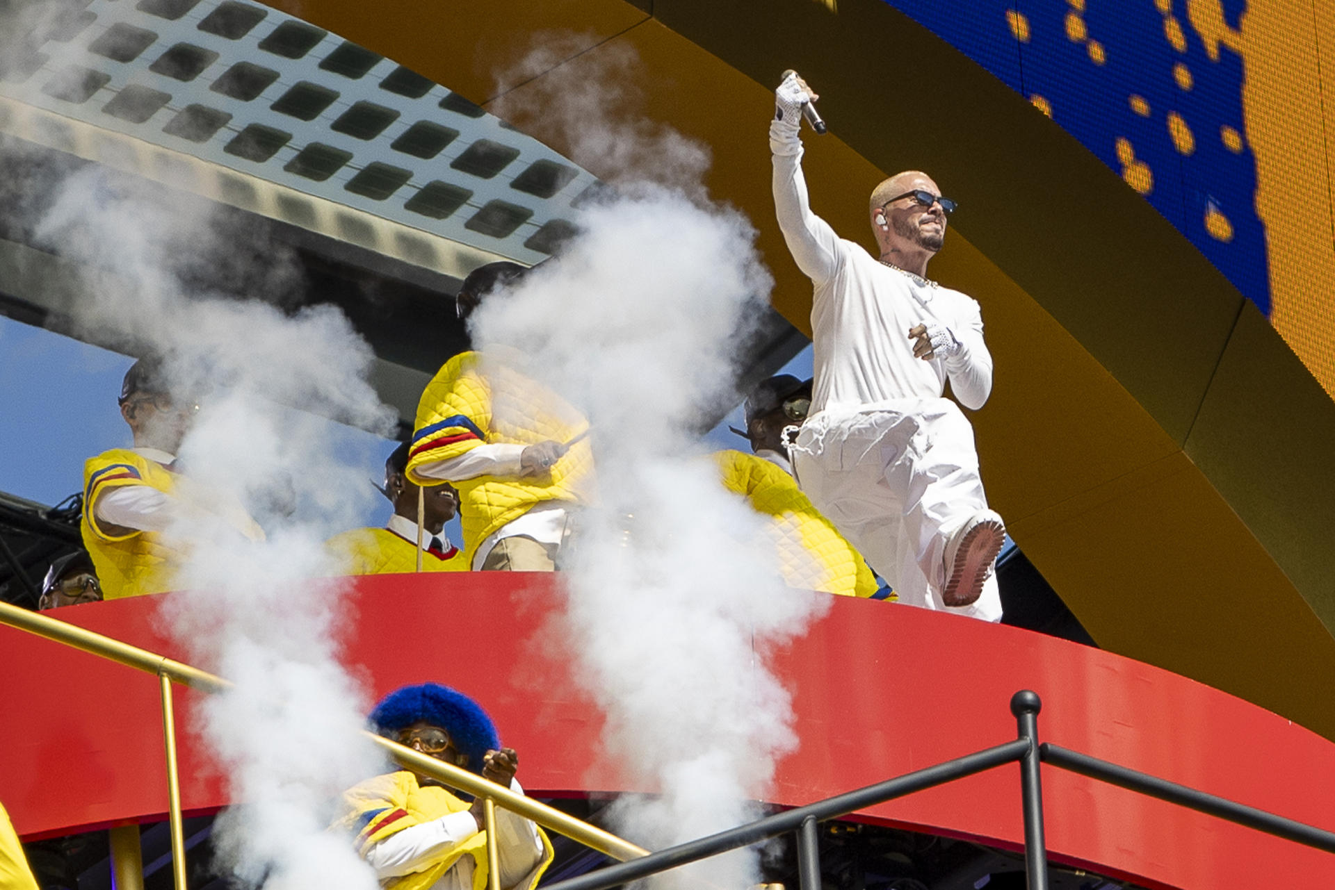 El cantante colombiano J Balvin (d) se presenta en el entretiempo de la final del Mundial de Clubes entre Chelsea FC y París Saint-Germain (PSG ) en el estadio MetLife en Nueva Jersey (Estados Unidos). EFE/ Ángel Colmenares