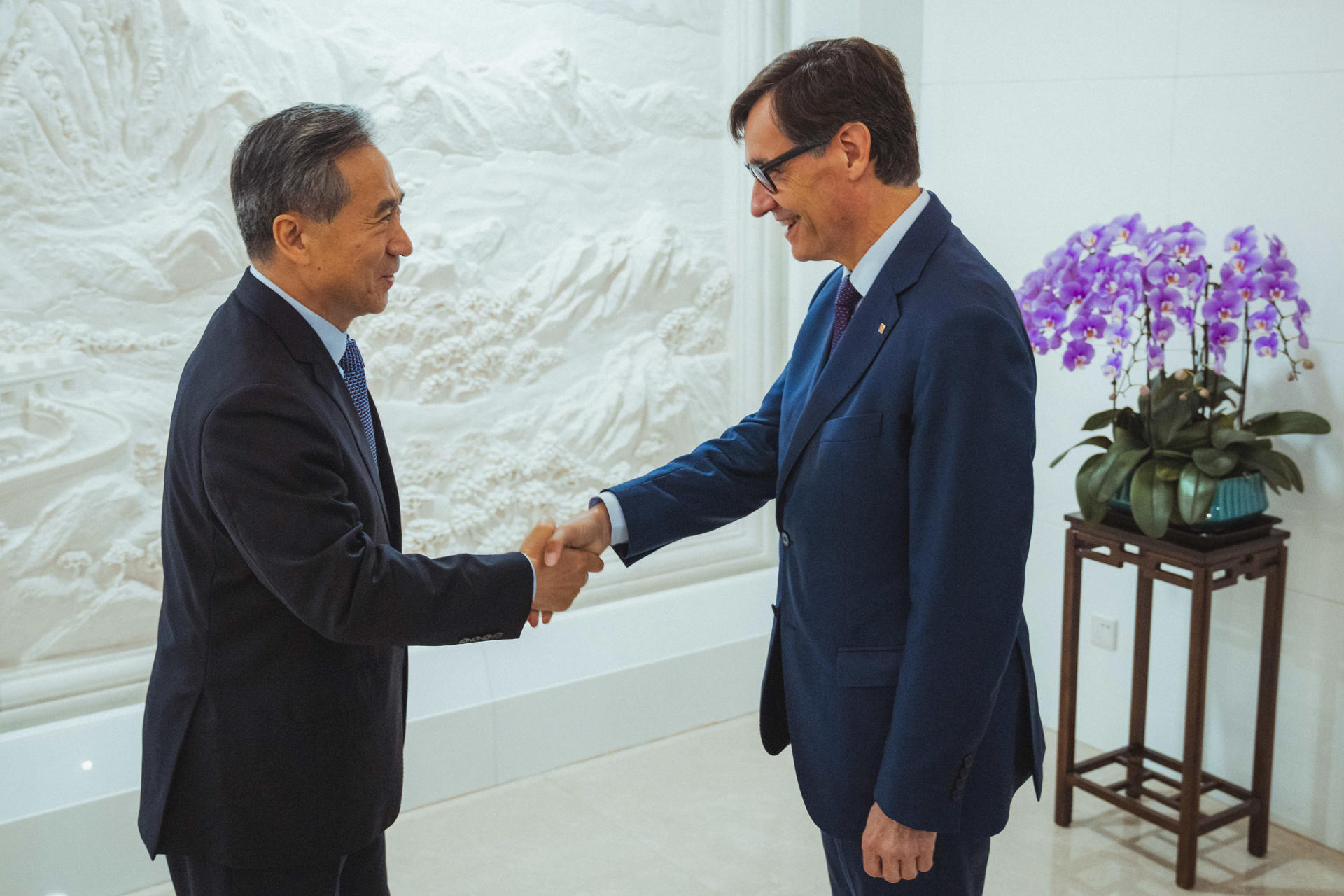 El presidente de la Generalitat, Salvador Illa (d), ha mantenido este lunes una reunión con el director del Consejo de Promoción del Comercio Exterior de China, Ren Hongbin (i) durante su viaje oficial a China. EFE/Generalitat de Cataluña / Arnau Carbonell / SOLO USO EDITORIAL/SOLO DISPONIBLE PARA ILUSTRAR LA NOTICIA QUE ACOMPAÑA (CRÉDITO OBLIGATORIO)