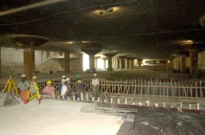 Imagen de archivo de unos inmigrantes trabajadores inmigrantes en unas obras.  EFE/J.L. Pino