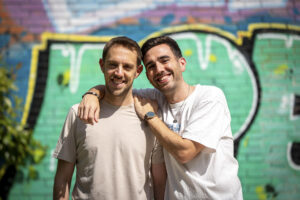 Adrián y Fernando se han casado en Tarifa (Cádiz) en el Día del Orgullo y cuando se cumplen veinte años de la aprobación del matrimonio igualitario. Un enlace que ha generado enorme alegría a familia y amistades y que viven con la naturalidad y normalidad de poder formalizar una familia "como todo el mundo". EFE/Fernando Villar.