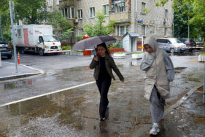 Varias mujeres se protegen de la lluvia, este martes en Moscú. EFE/ Fernando Salcines