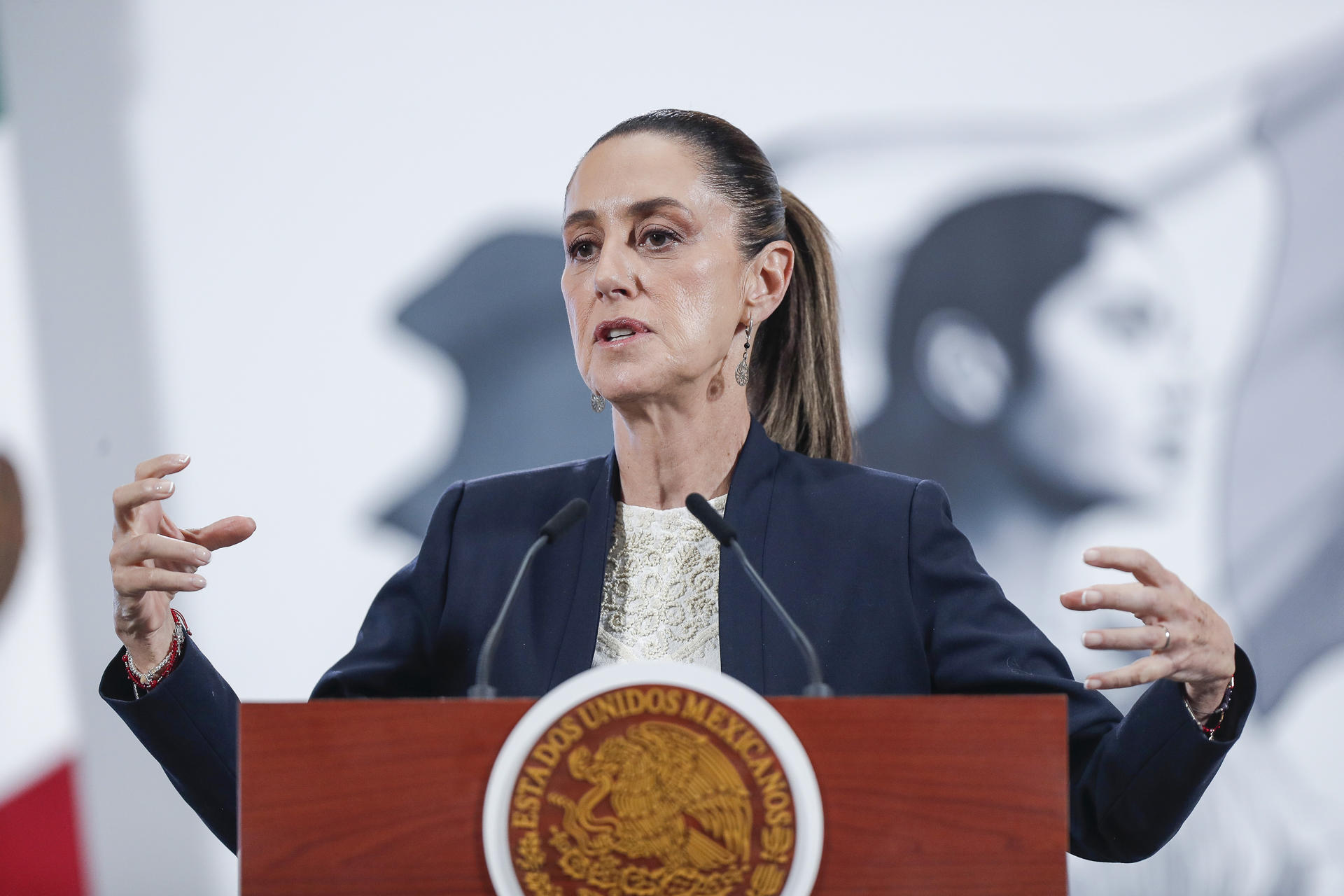 La presidenta de México, Claudia Sheinbaum, habla durante una rueda de prensa este miércoles, en el Palacio Nacional, en Ciudad de México (México). EFE/ Isaac Esquivel
