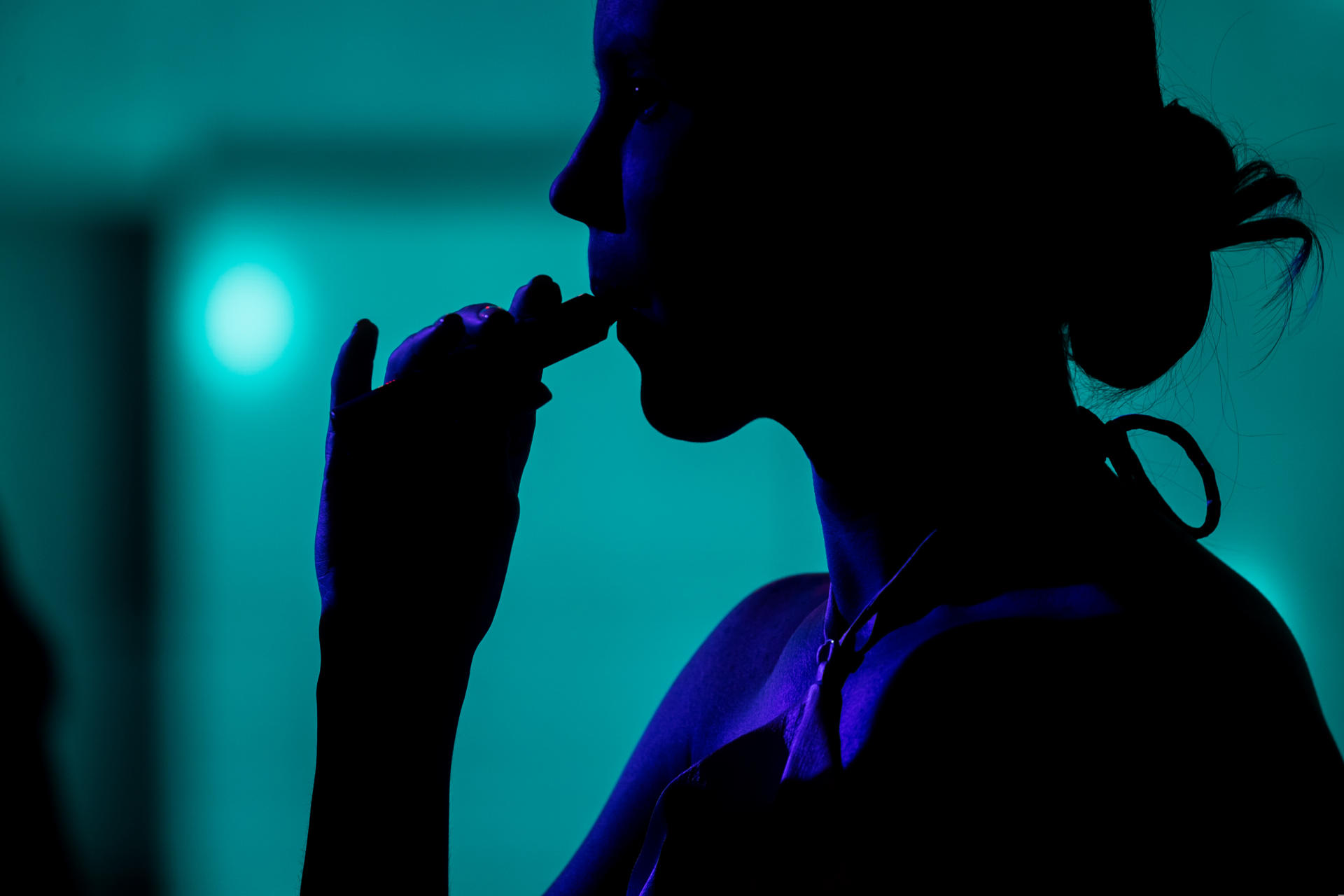 La Xunta espera tener aprobada y en vigor antes de final de año la ley que prohibirá la venta a menores de vapeadores y bebidas energéticas, al equipararlos al tabaco y al alcohol, respectivamente. EFE/ Miguel Gutiérrez