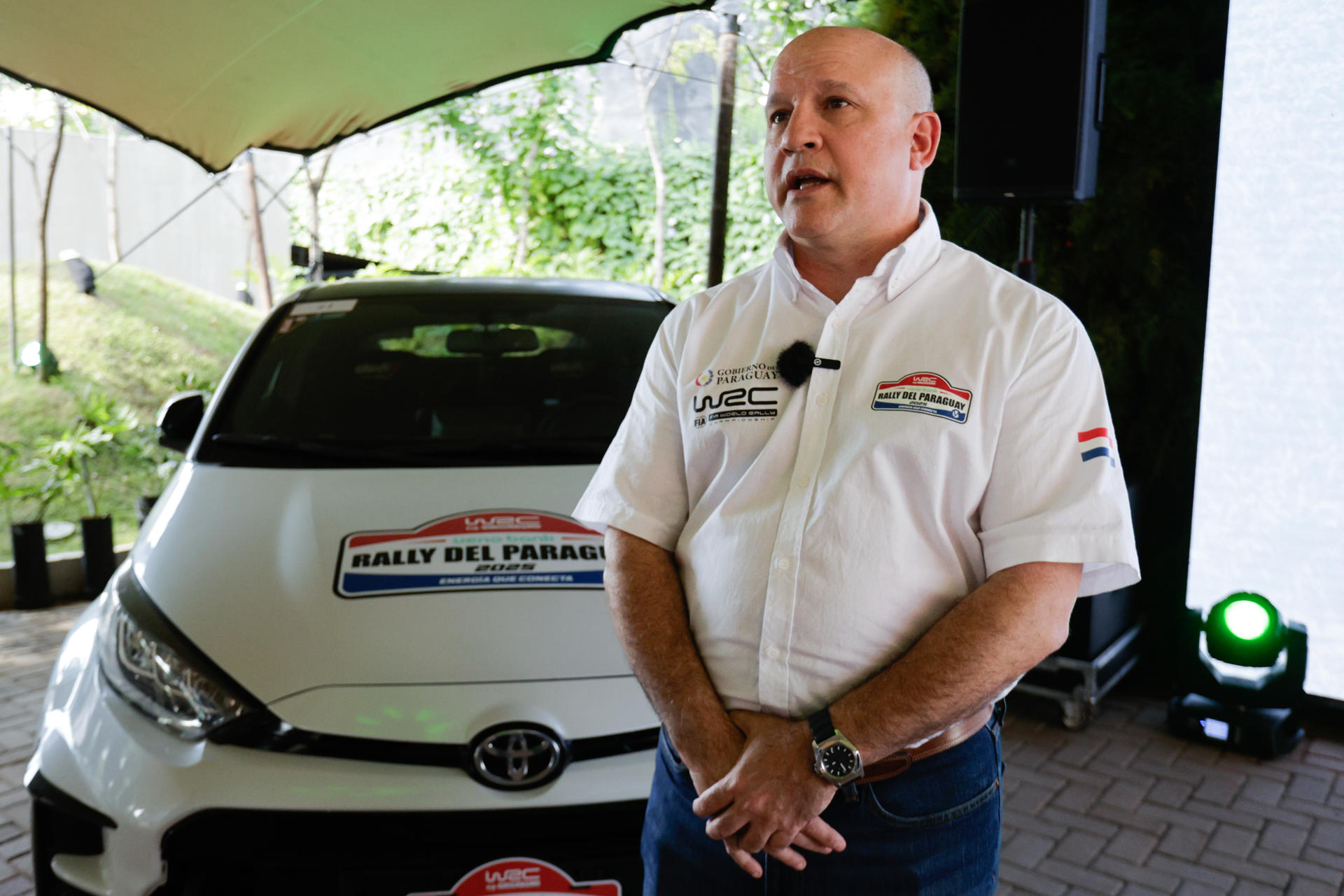 El director ejecutivo del Rally del Paraguay, César Marsal, habla durante la presentación oficial de la campaña 'Un rally de tierra roja' este sábado, en Mariano Roque Alonso (Paraguay). EFE/ Juan Pablo Pino