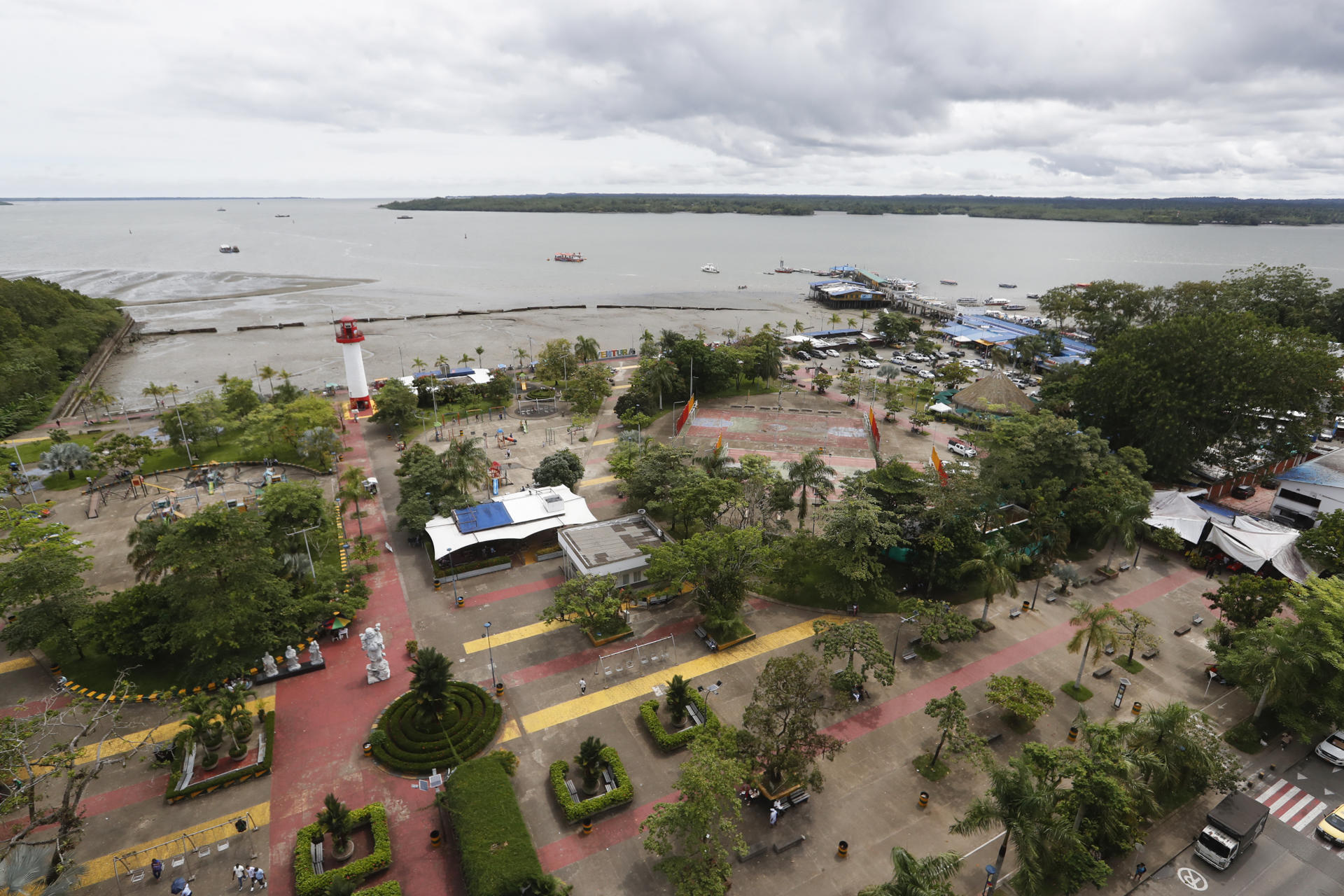 Panorámica aérea del muelle turístico del puerto de Buenaventura este miércoles, 30 de julio, en el norte del departamento del Valle del Cauca (Colombia). EFE/Ernesto Guzmán
