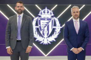 Los nuevos propietarios del Real Valladolid, los empresarios mexicanos, Gabriel Solares (i) y Enrique Uruñuela (d), ofrecen una rueda de prensa tras adquirir la entidad y detallan sus planes de futuro.EFE/Nacho Gallego