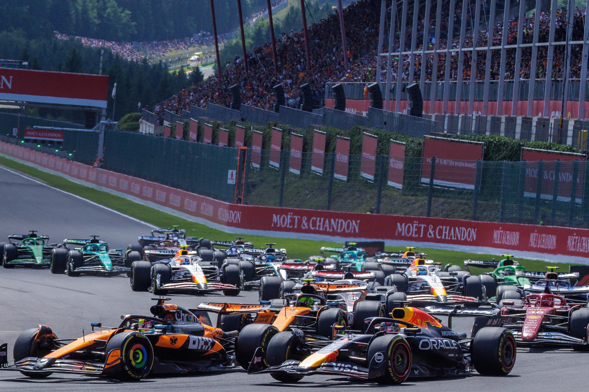 Oscar Piastri, piloto australiano de McLaren (i), seguido de Max Verstappen, piloto neerlandés de Red Bull, en el inicio de la prueba sprint del Gran Premio de Bélgica. EFE/EPA/OLIVIER MATTHYS
