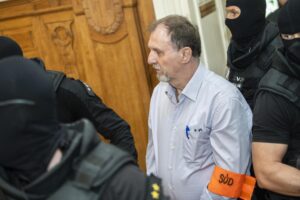 Juraj Cintula, acusado de disparar y herir de gravedad al primer ministro, Robert Fico, es escoltado por la policía en el inicio del juicio en el tribunal penal especializado en Banska Bystrica, Eslovaquia, el 8 de julio de 2025. EFE/EPA/JAKUB GAVLAK