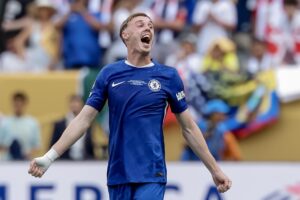 Cole Palmer, de Chelsea, celebra la victoria en la final del Mundial de Clubes de la FIFA 2025 entre el Chelsea FC y el Paris Saint-Germain, en East Rutherford, Nueva Jersey (EE.UU.). EFE/JUSTIN LANE